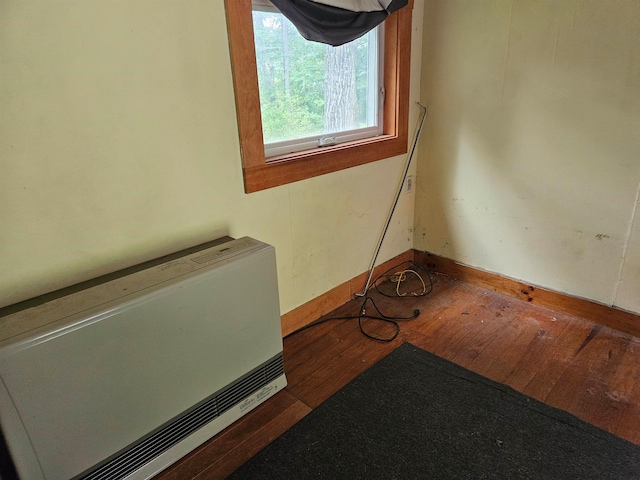 empty room featuring dark hardwood / wood-style floors and a wall mounted AC