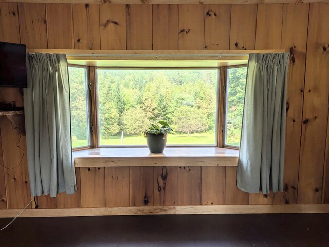 2454 W Barnet Rd, Barnet, VT 05821 - detailed view of wooden walls