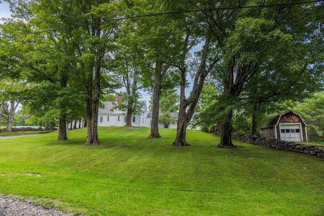 view of yard featuring an outdoor structure and a detached garage