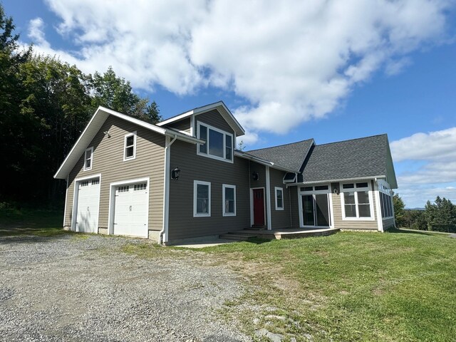 view of front facade with a garage, driveway, and a front yard