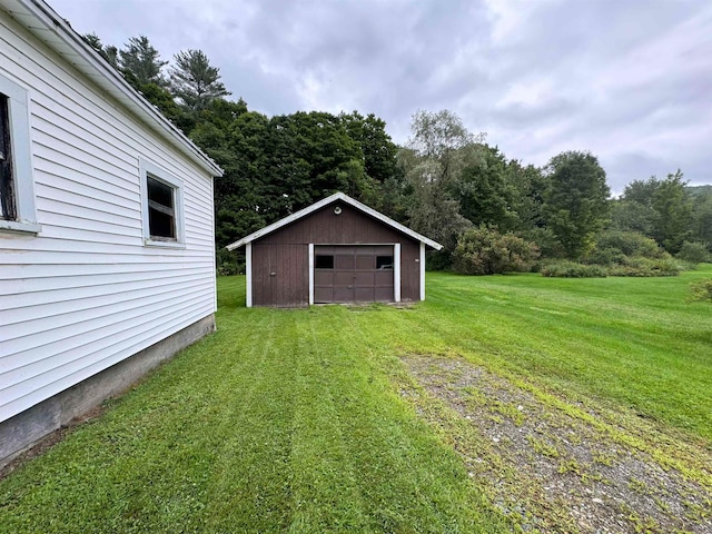 view of yard featuring an outdoor structure and a garage