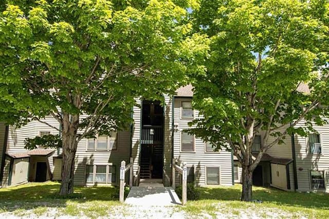 view of front of house with a front lawn