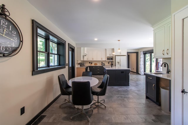 dining room with recessed lighting, visible vents, and baseboards