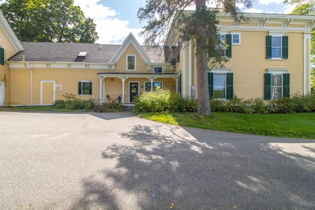 view of front of property with a porch and a front lawn