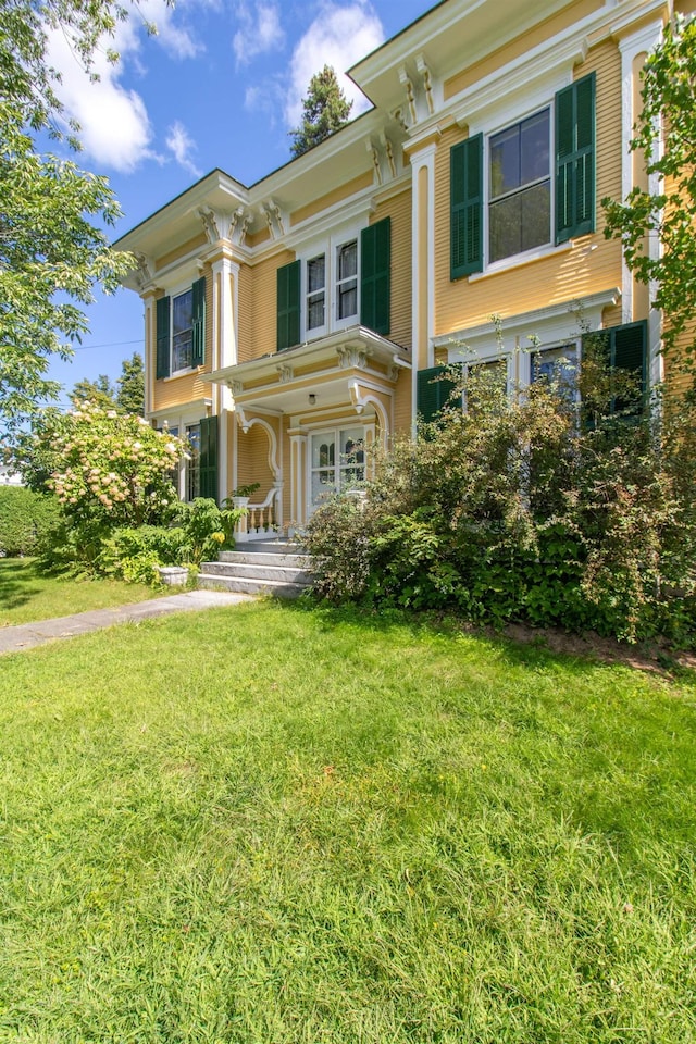 view of front of property featuring a front lawn