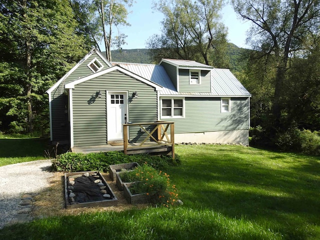 back of house featuring a lawn