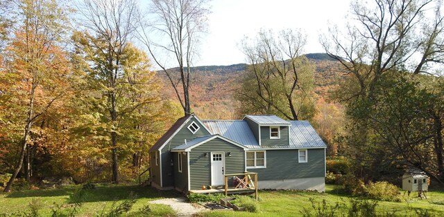 view of yard with an outbuilding