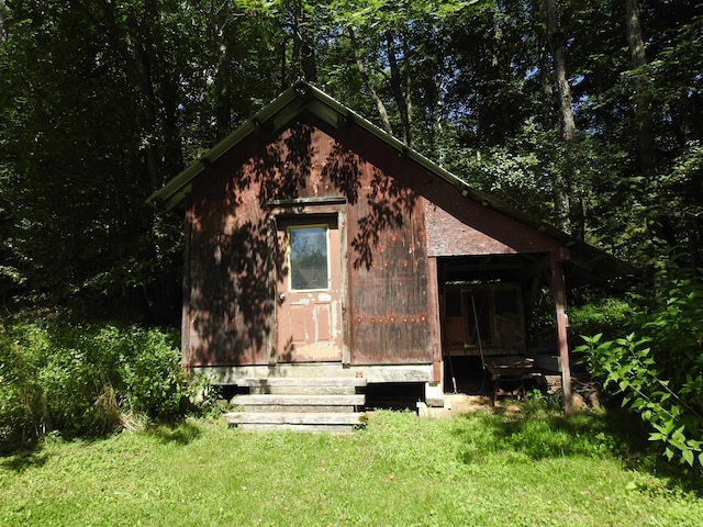 view of outdoor structure featuring a yard