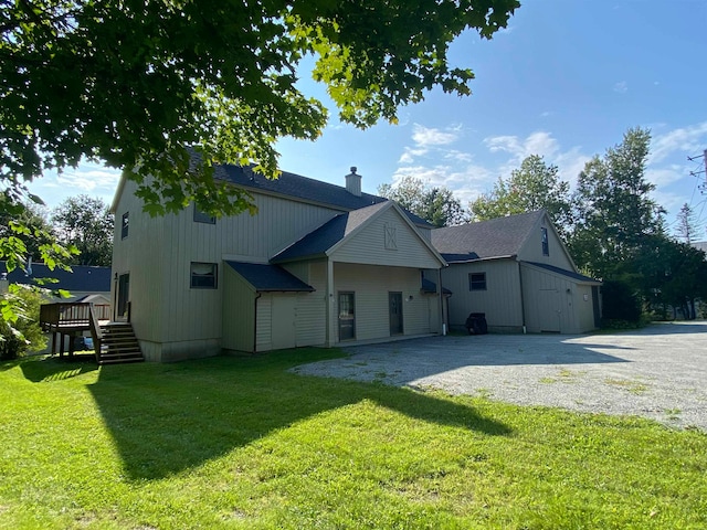 view of front of property with a front yard