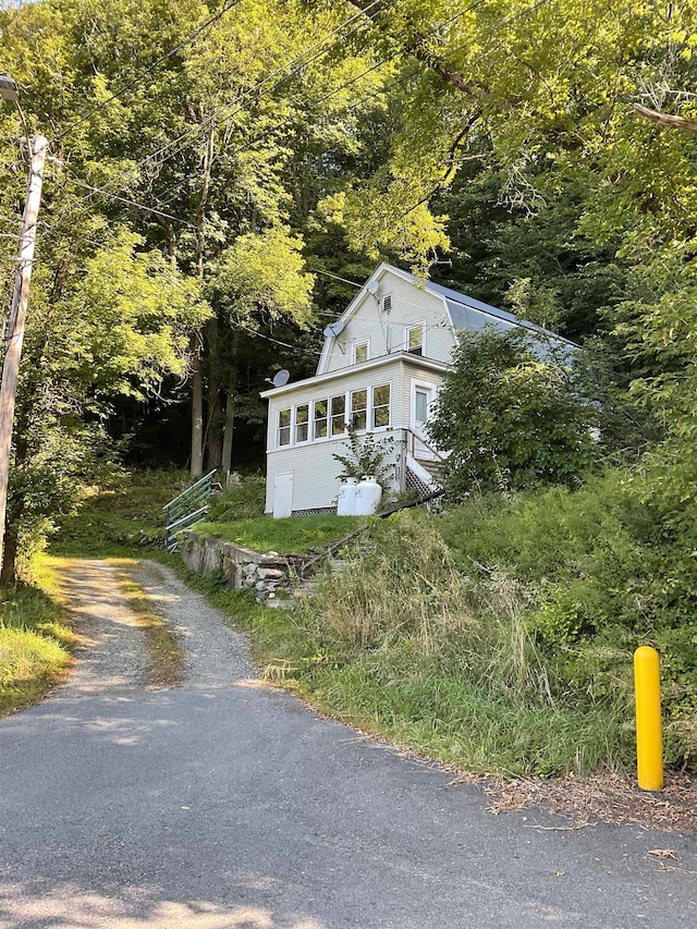 Listing photo 3 for 39 Livery Stable Rd, Bethel VT 05032