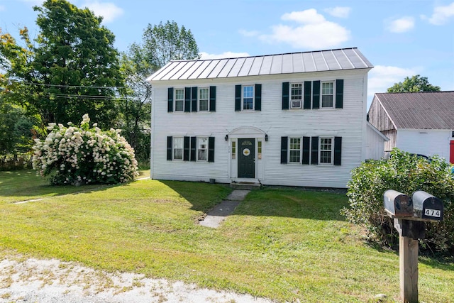 view of front of property featuring a front lawn