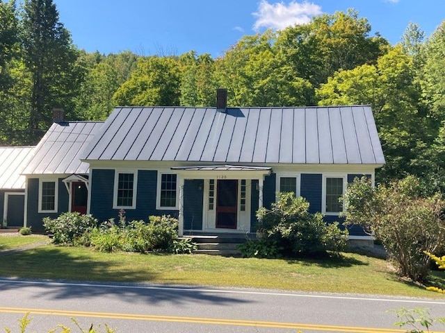 view of front of property featuring a front lawn