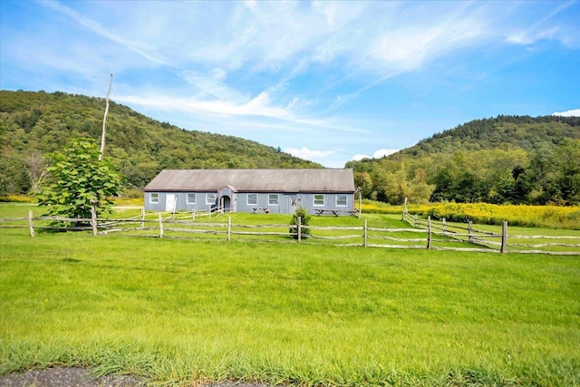 view of yard featuring a rural view