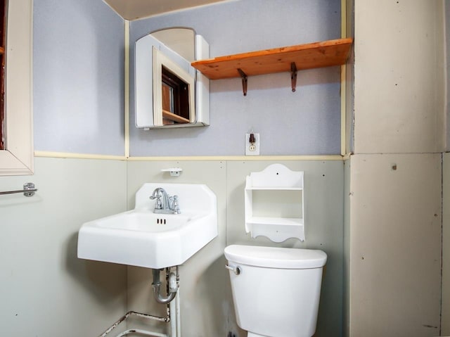 bathroom featuring toilet and sink