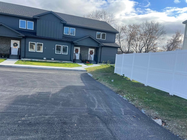 view of front of home with a front lawn