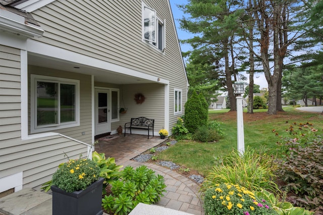 view of yard featuring a patio