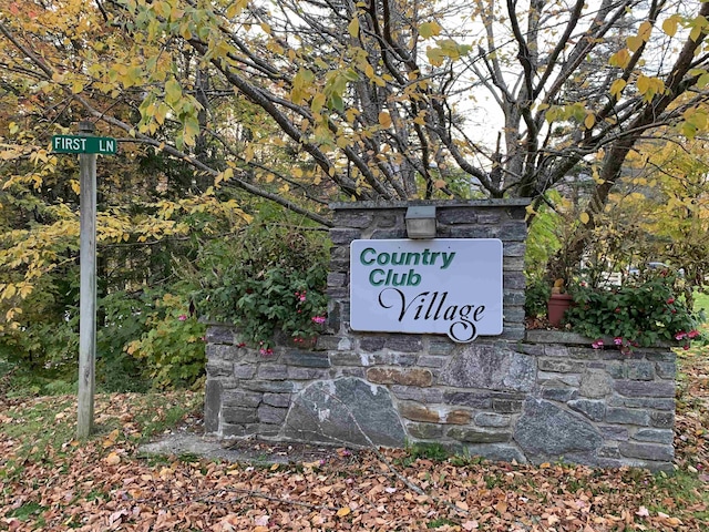 view of community / neighborhood sign