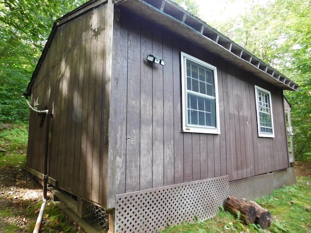 view of side of property with an outdoor structure