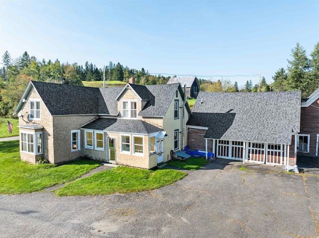 view of front facade with a front yard