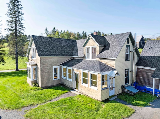 view of front of property featuring a front lawn