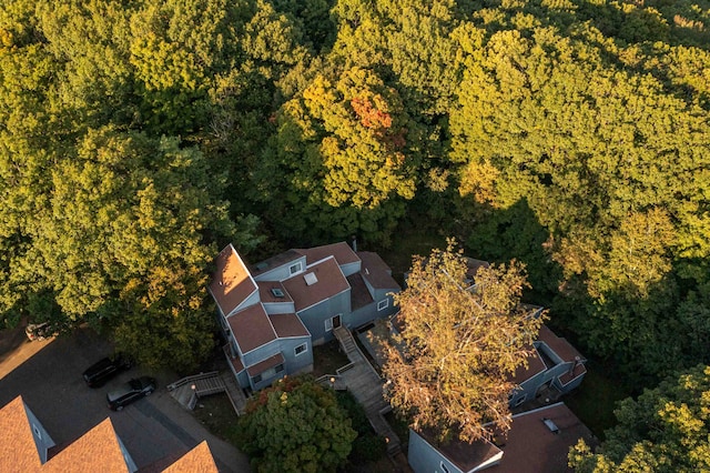 birds eye view of property featuring a wooded view