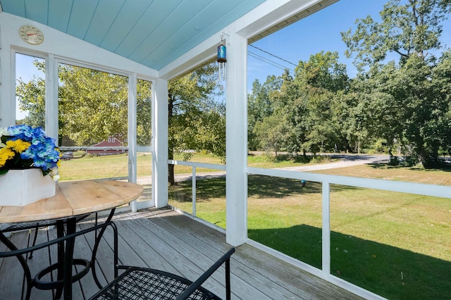 sunroom featuring vaulted ceiling