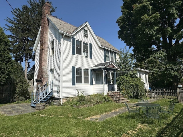 view of front facade with a front lawn