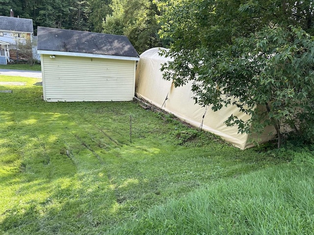 view of yard featuring a storage unit