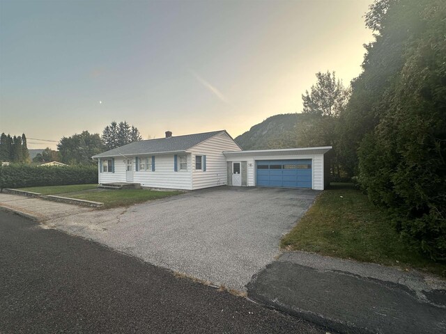 single story home with a mountain view and a yard