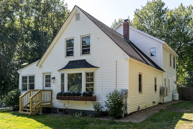 view of front facade with a front yard