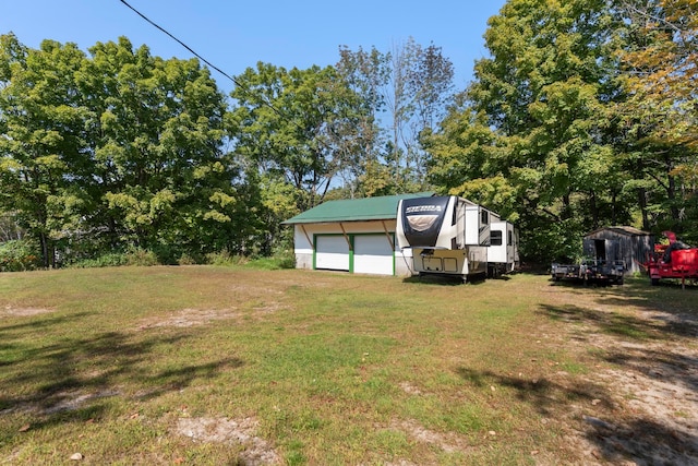 view of yard featuring a garage and an outdoor structure