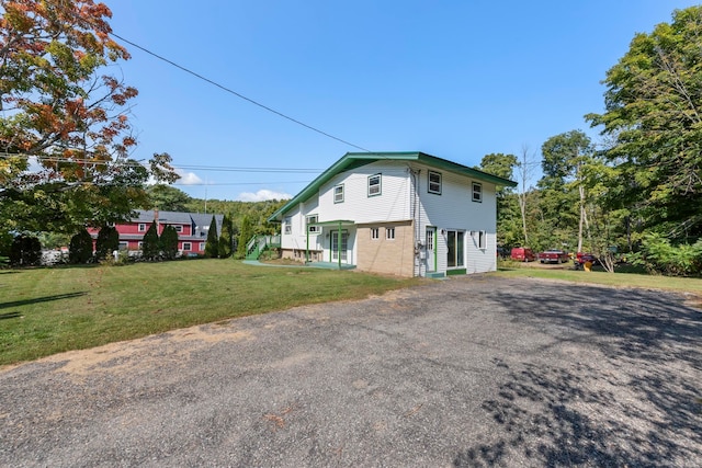 view of front of home with a front lawn