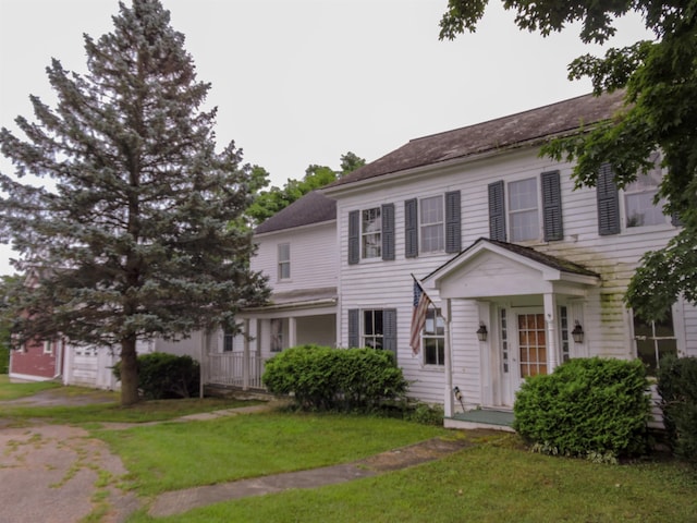 colonial-style house featuring a front yard