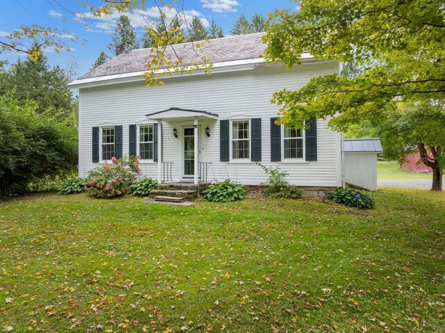 colonial home featuring a front yard