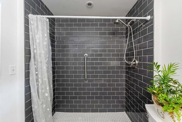 bathroom featuring curtained shower and toilet