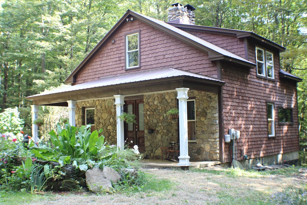 view of front of property featuring covered porch