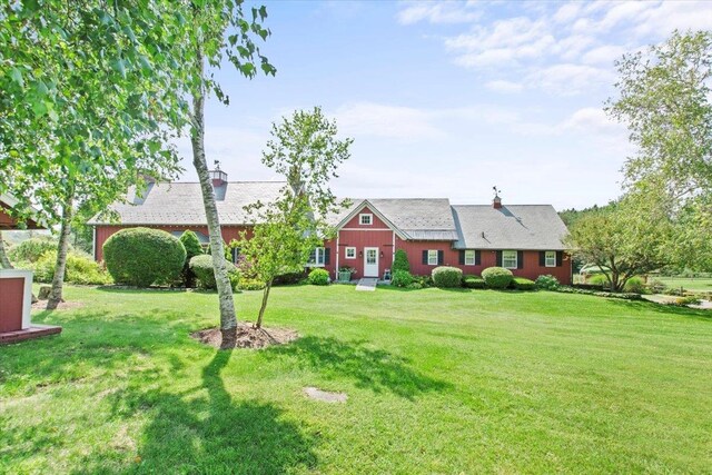 view of front of property featuring a front yard