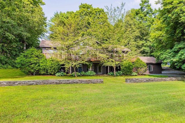 view of front of property with a front lawn