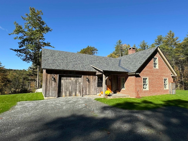 view of front facade featuring a front lawn