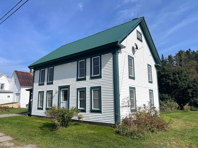 view of front facade with a front yard