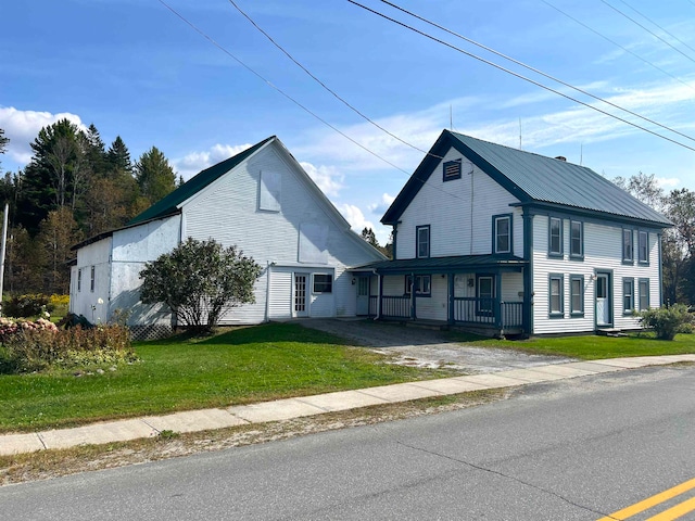 view of front of property featuring a front lawn and covered porch