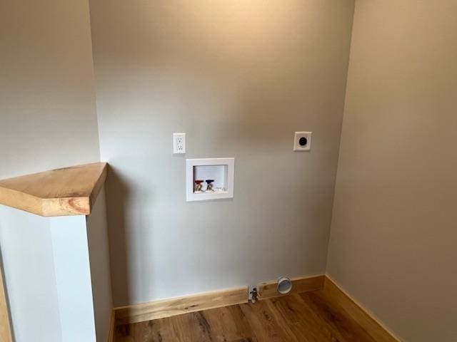 laundry area with washer hookup, electric dryer hookup, hookup for a gas dryer, and hardwood / wood-style floors