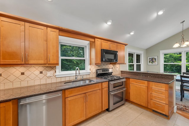 kitchen with vaulted ceiling, stainless steel appliances, an inviting chandelier, decorative light fixtures, and sink