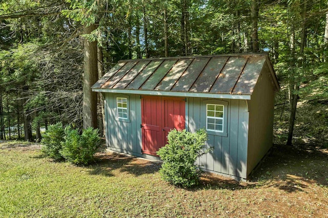 view of outdoor structure with a yard