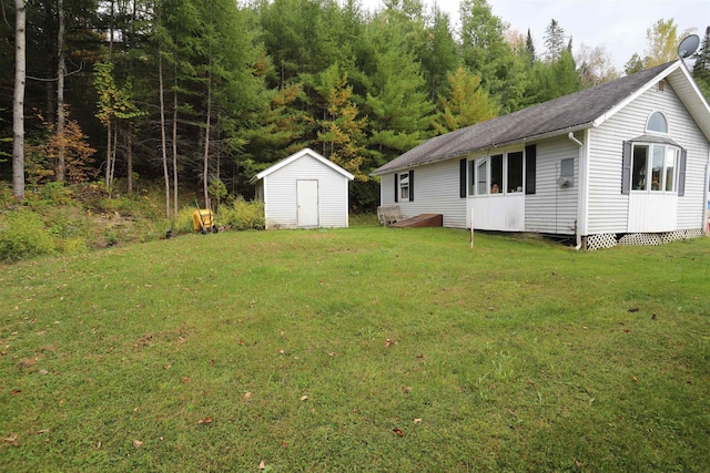 view of yard featuring a shed