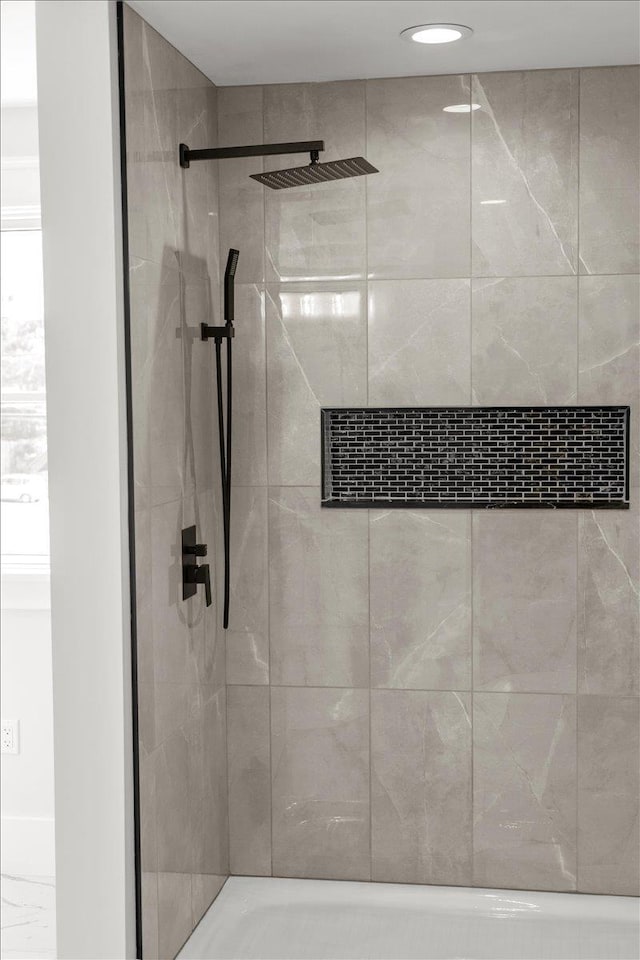 full bath featuring recessed lighting and a tile shower