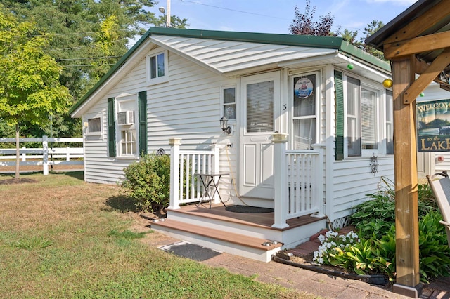 view of front of property with a front yard