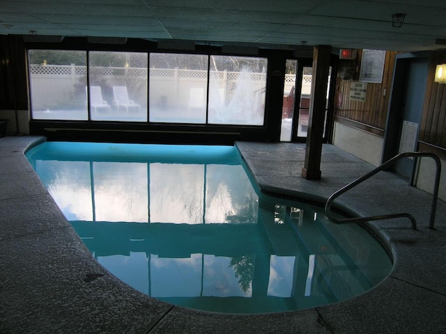 view of pool featuring a jacuzzi