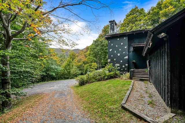 view of yard featuring a mountain view