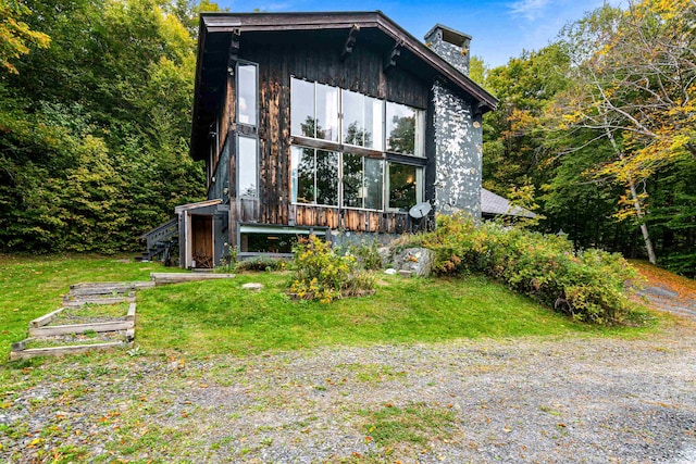 view of front of home featuring a front yard